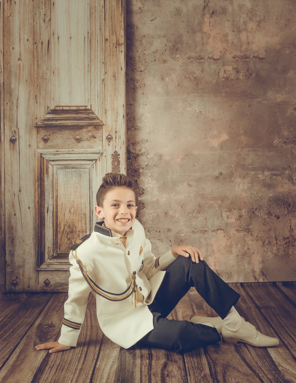 niño en reportaje de comunión en estudio Madrid para álbum de fotografías de su primera comunión