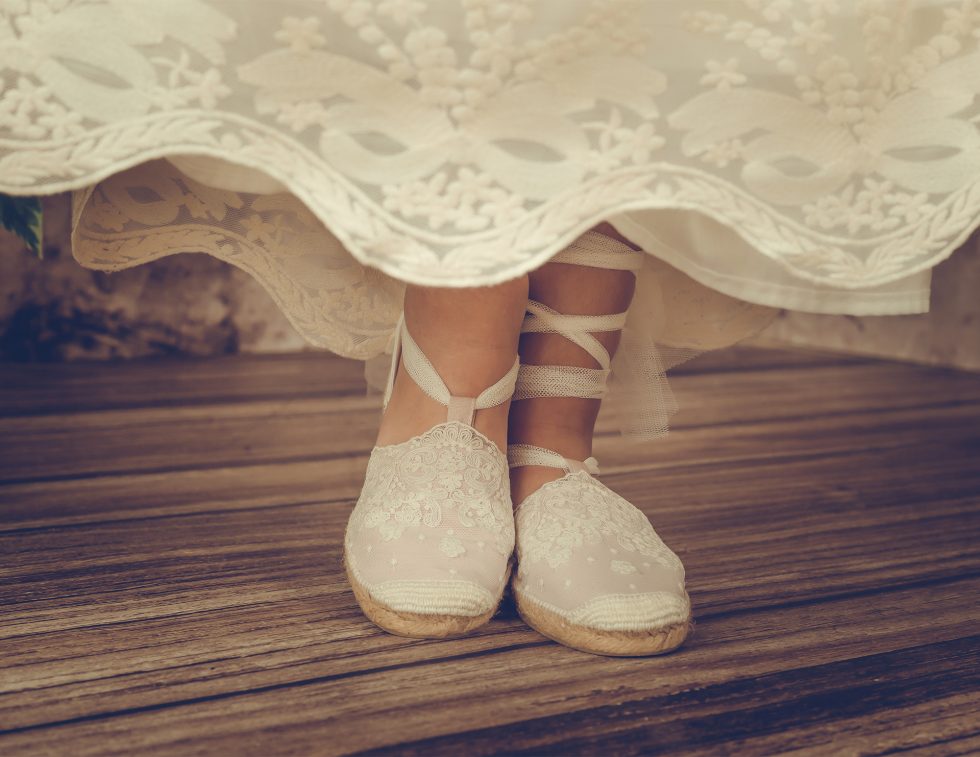 Fotografía de detalles de vestido y complemento de primera comunión.