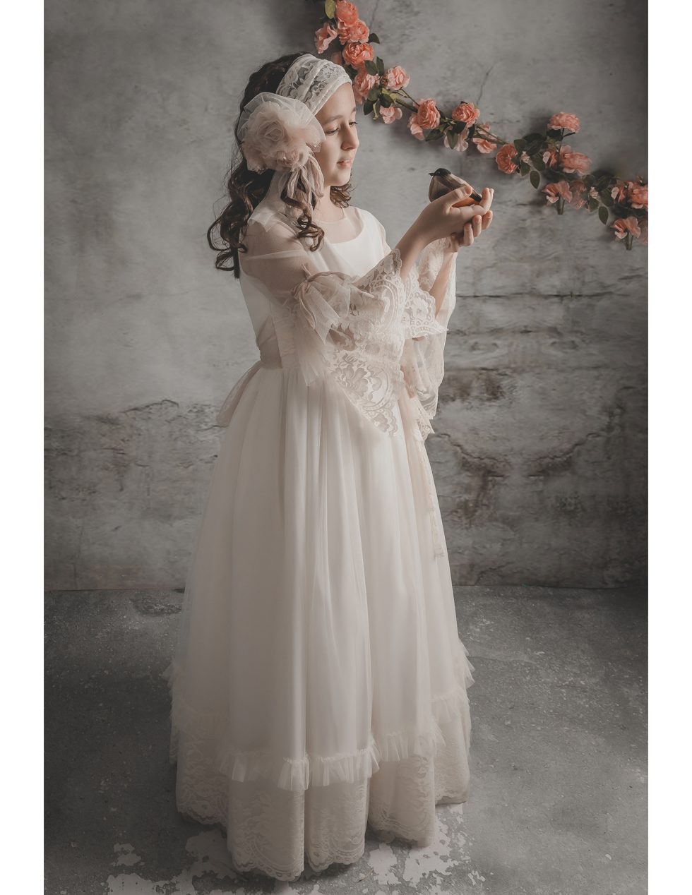 Niña con vestido de comunión y tocado. Recordatorios de comunión.