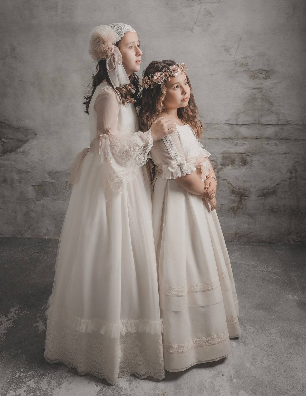 Niñas haciendo la comunión con sus vestidos de comunión. Tocados de comunión