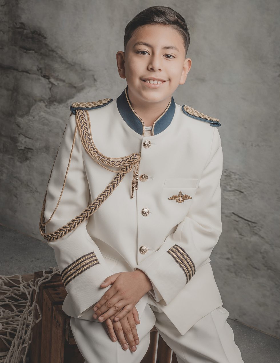 Niño haciendo la comunión en su sesión de fotos para álbum de comunión.