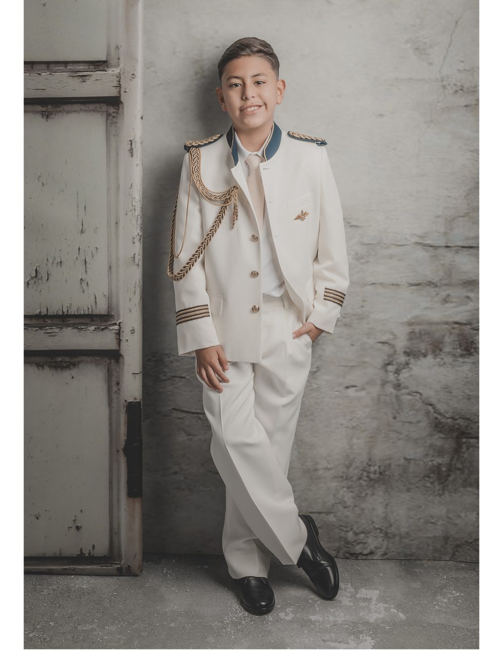 Fotografía de comunión en estudio fotográfico en Madrid. Traje de comunión