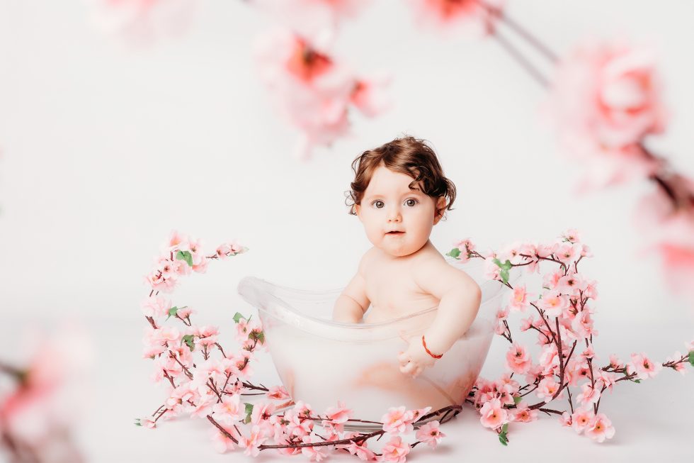 fotografia bebé en bañera. Baby Bath milk.