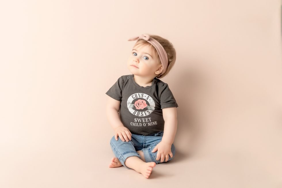fotografía de evolución anual de bebé 10 meses, estilo rockero