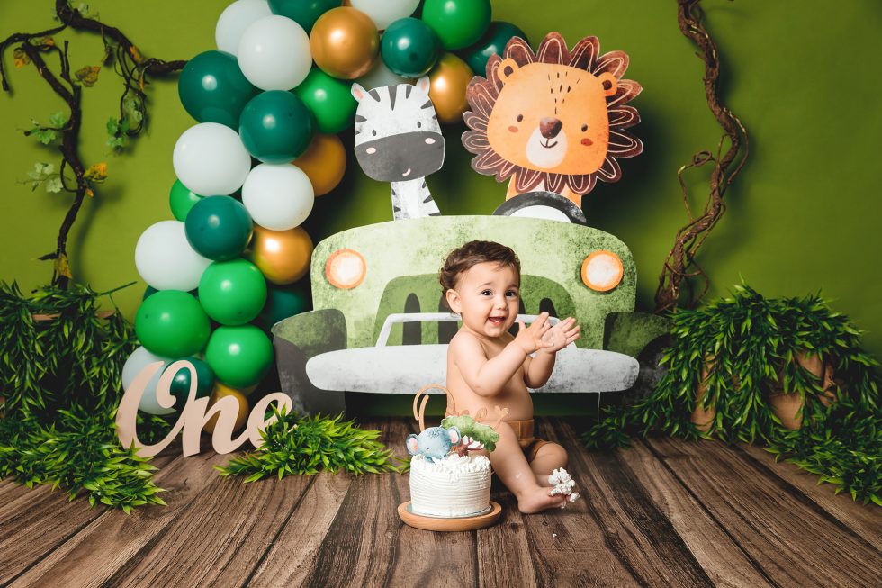 Primer plano de bebé con tarta en la cara durante sesión Smash Cake en estudio Kara & Melo