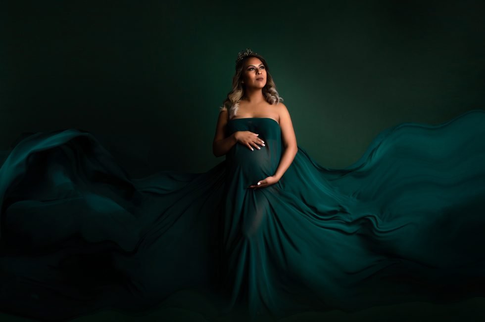 MUJER EMBARAZADA EN SESIÓN DE FOTOS REGISTRANDO SU EMBARAZO