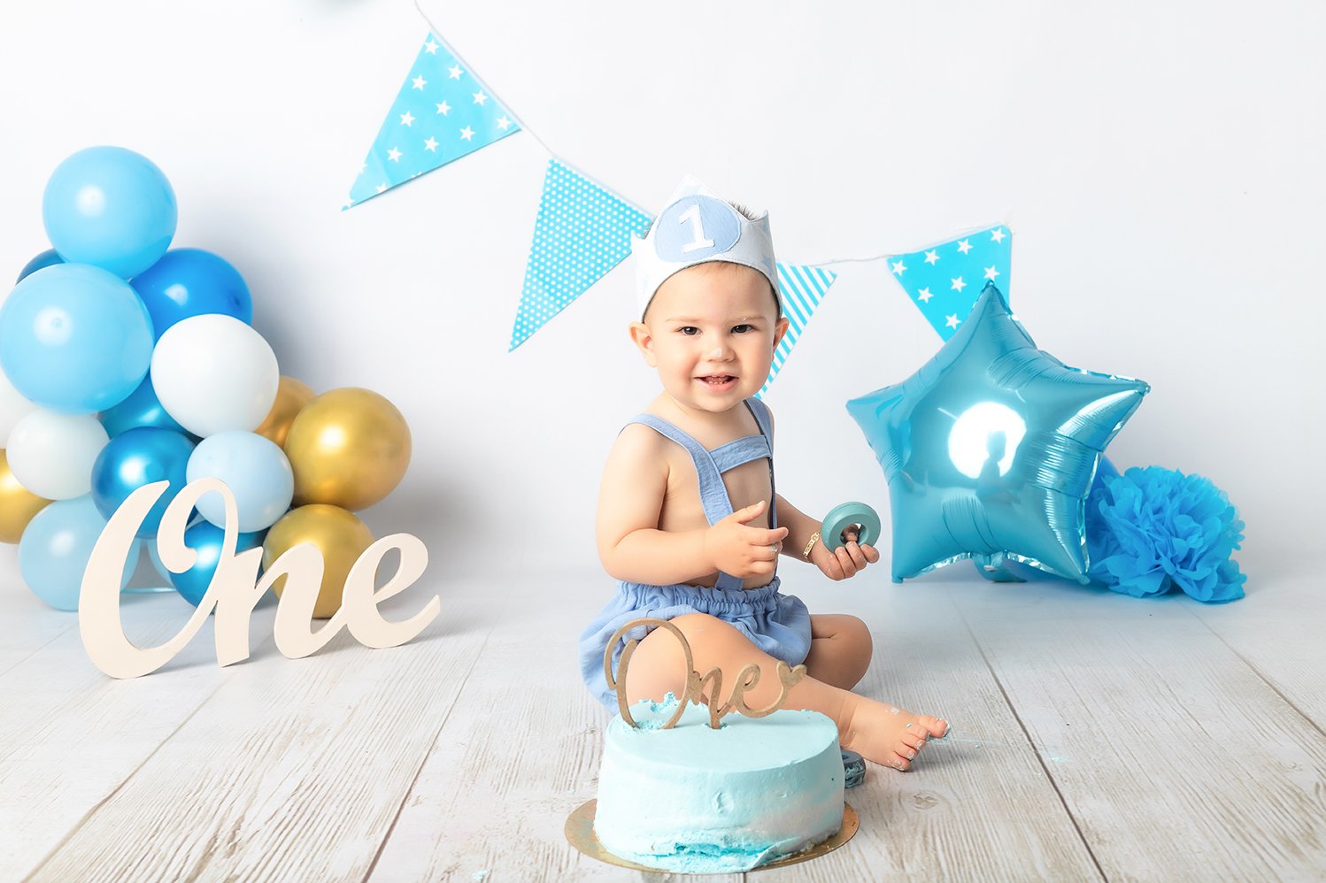 Smash Cake con alegría y dulzura Bebé sonriente en sesión Smash Cake tocando la tarta en estudio de fotografía en Getafe