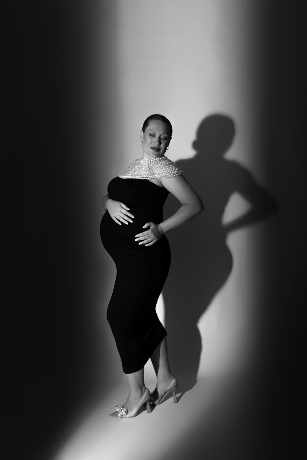 Celebrando el milagro del embarazo en nuestro estudio en Getafe, Madrid. Cada sesión es un tributo a la fuerza y la gracia de la maternidad, capturando momentos que durarán toda la vida.