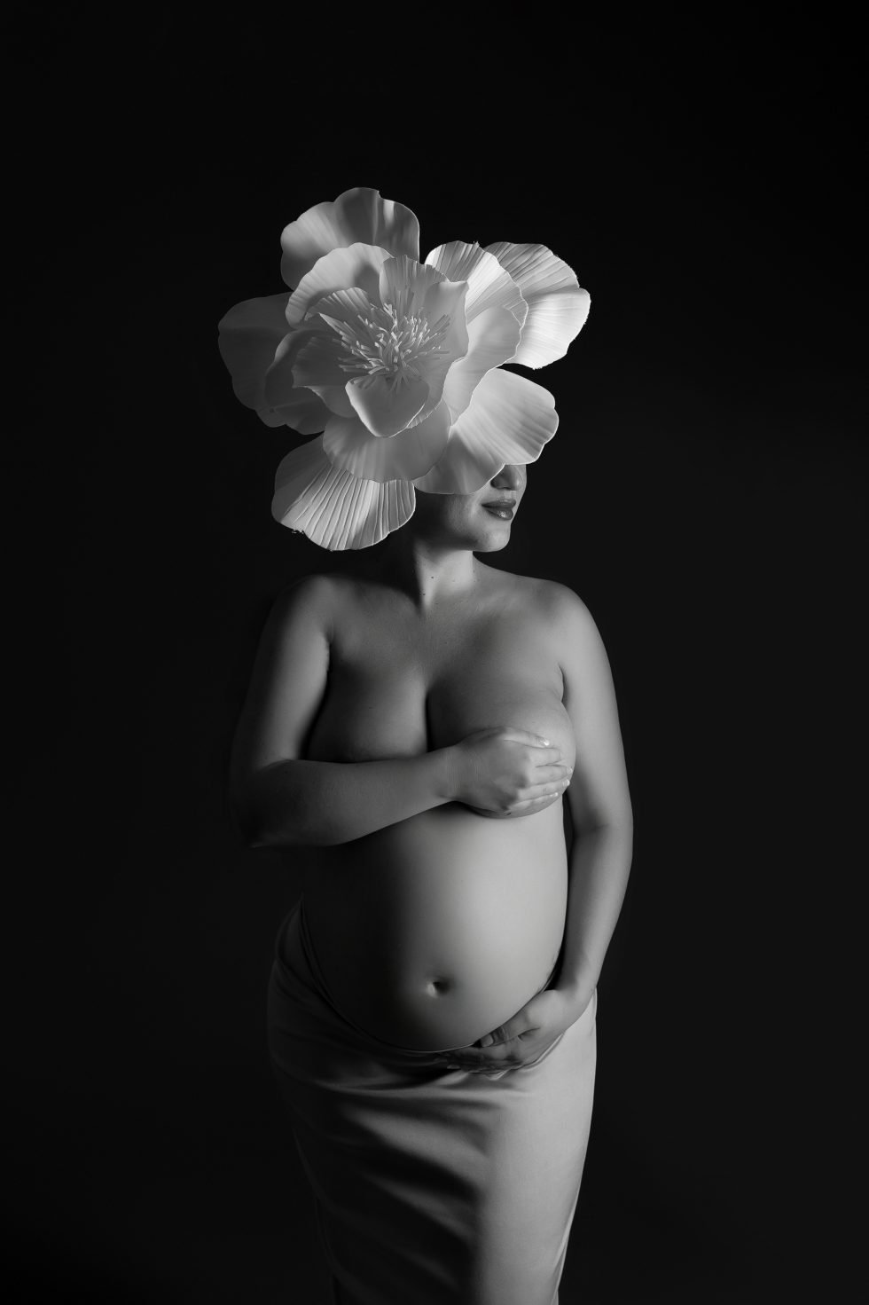 Cada embarazo es único, cada madre es una diosa en espera. Descubre la belleza de la maternidad en nuestro estudio en Getafe, Madrid, donde cada imagen cuenta una historia de amor y crecimiento.