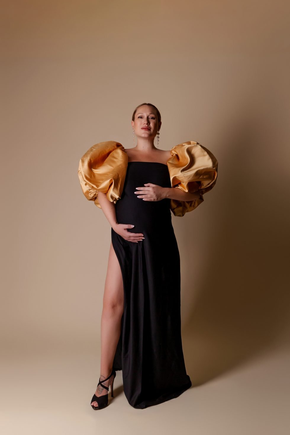 La magia de la maternidad cobra vida en nuestro estudio en Getafe, Madrid. Cada foto cuenta una historia de amor y anticipación mientras celebramos la belleza única de cada embarazo.