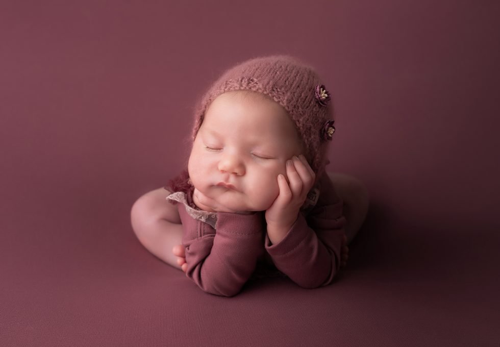 Desde sus primeros suspiros hasta sus primeras sonrisas, cada instante es un regalo. En nuestro estudio en Getafe, Madrid, transformamos los momentos fugaces en recuerdos eternos, con sesiones de fotografía diseñadas para capturar la esencia misma de la infancia