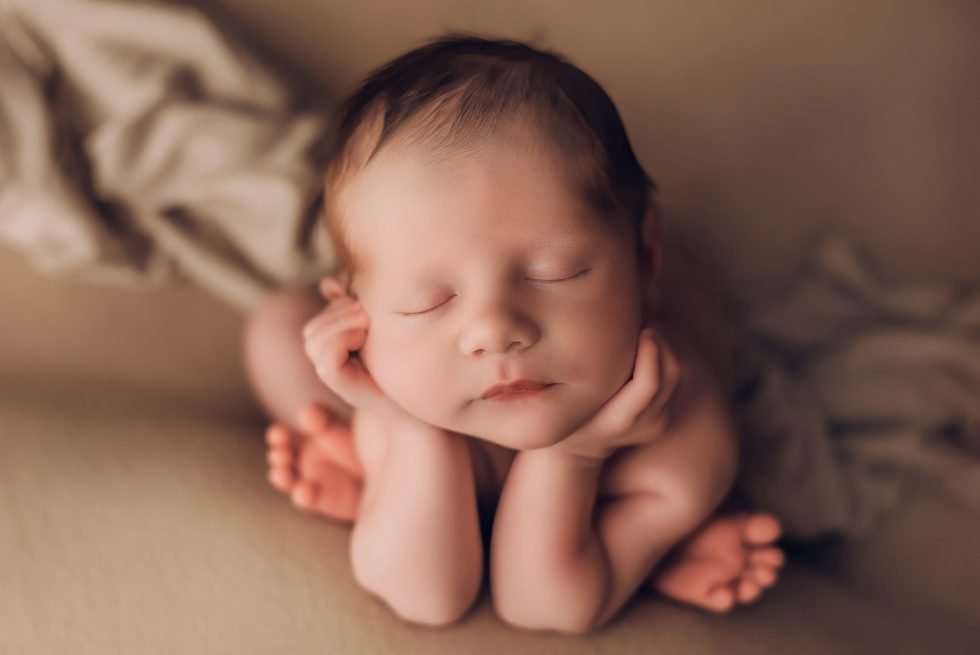 Las sesiones newborn en Getafe se realizan durante los primeros días de vida, cuando el bebé conserva la postura fetal y el sueño profundo. Esta etapa es única y no vuelve. En mi estudio en Getafe trabajo con una única familia por sesión, priorizando siempre la seguridad y el ritmo del recién nacido.