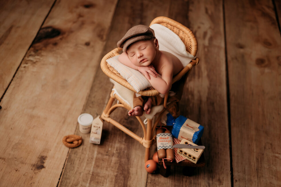 bebé recién nacido durmiendo tranquilo en su sesión de fotos newborn