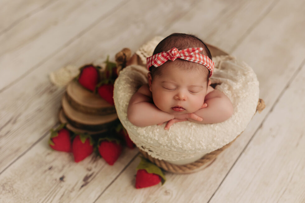 Fotografía de recién nacido en estudio en Getafe, Madrid, con luz natural y atrezzo delicado, realizada por fotógrafa especializada en recién nacido