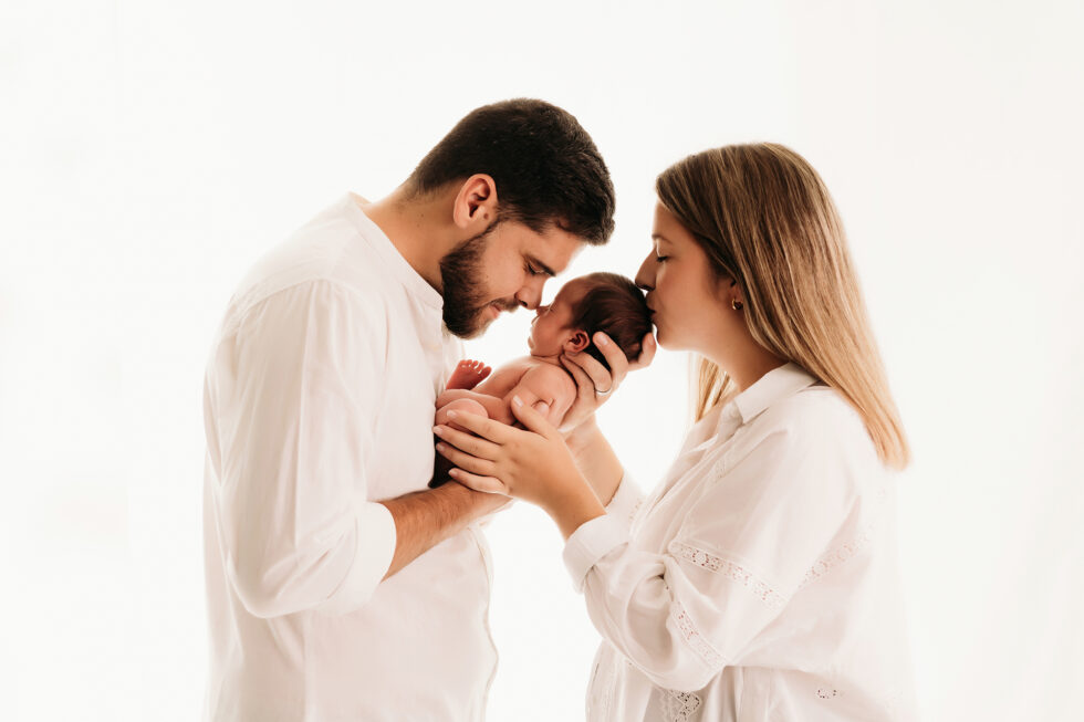 fotografía de familia con bebé recién nacido
