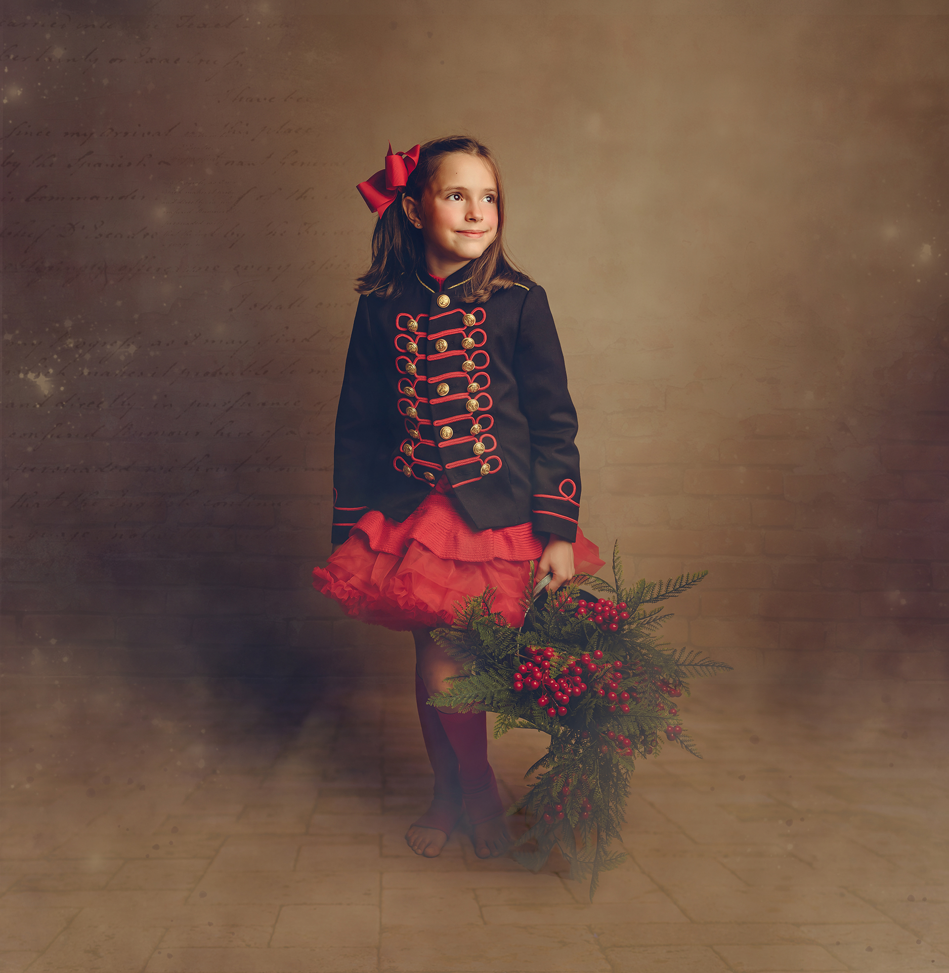 Niña con ramo de acebo en fotografía de Navidad fine art en estudio Kara & Melo en Getafe