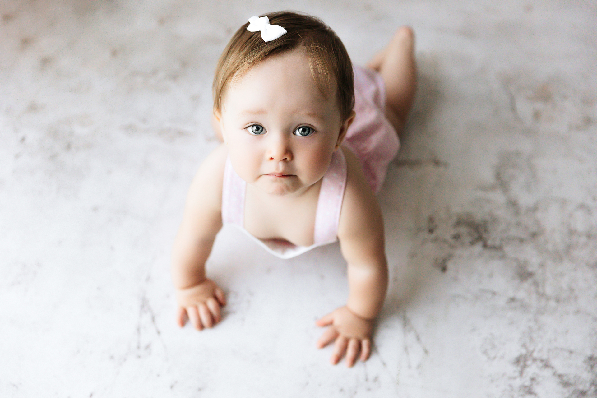 Bebé en sesión fotográfica infantil sobre fondo blanco en estudio en Getafe Madrid, estilo natural y atemporal</p>
<p>(Otra variante secundaria que también puedes usar en galería)<br />
Retrato de bebé en estudio con fondo claro y estética natural, fotografía infantil profesional en Madrid