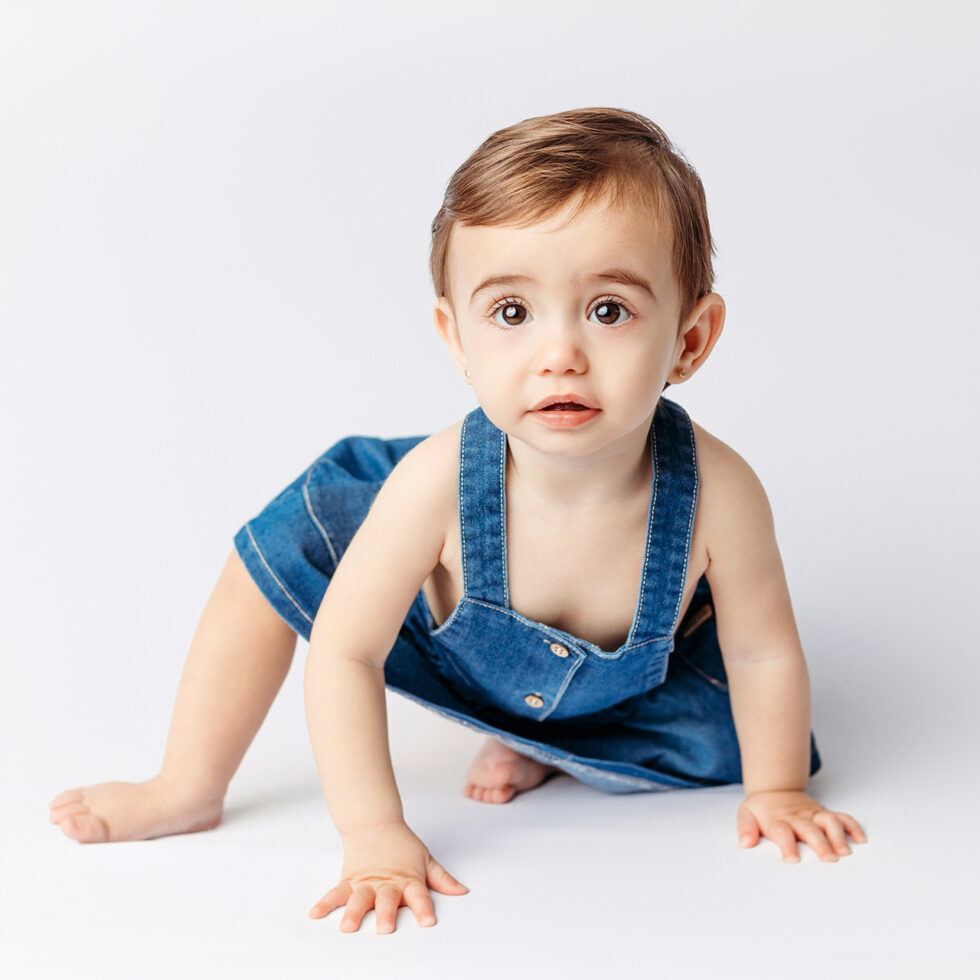 bebé gateando durante una sesión de fotografía infantil en estudio en Getafe Madrid