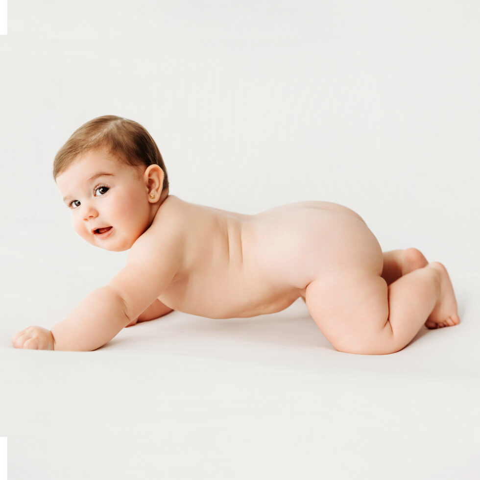 bebé gateando en estudio durante una sesión de fotografía infantil natural