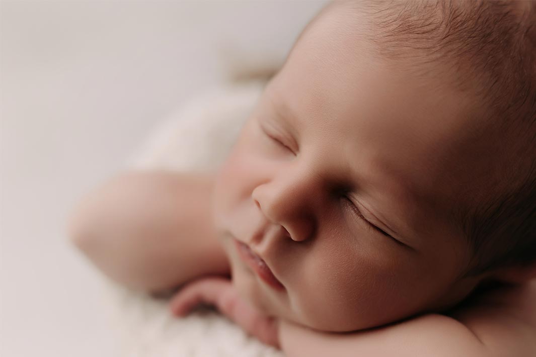 Sesión newborn en estudio Kara & Melo en Getafe