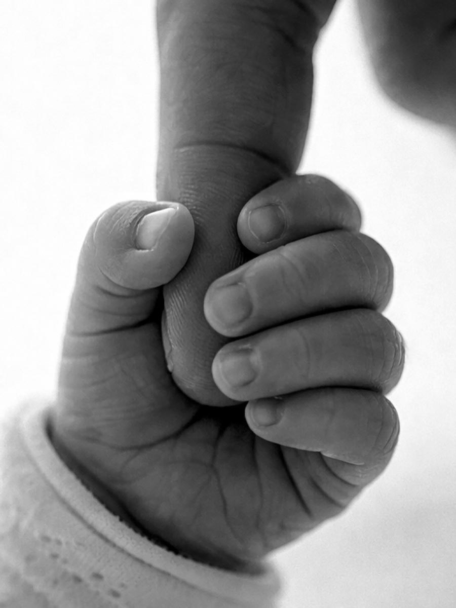 Detalle de manos de bebé recién nacido en sesión newborn Kara & Melo