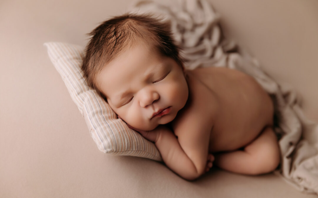 bebé recién nacido dormido en sesión newborn en estudio en Getafe Madrid