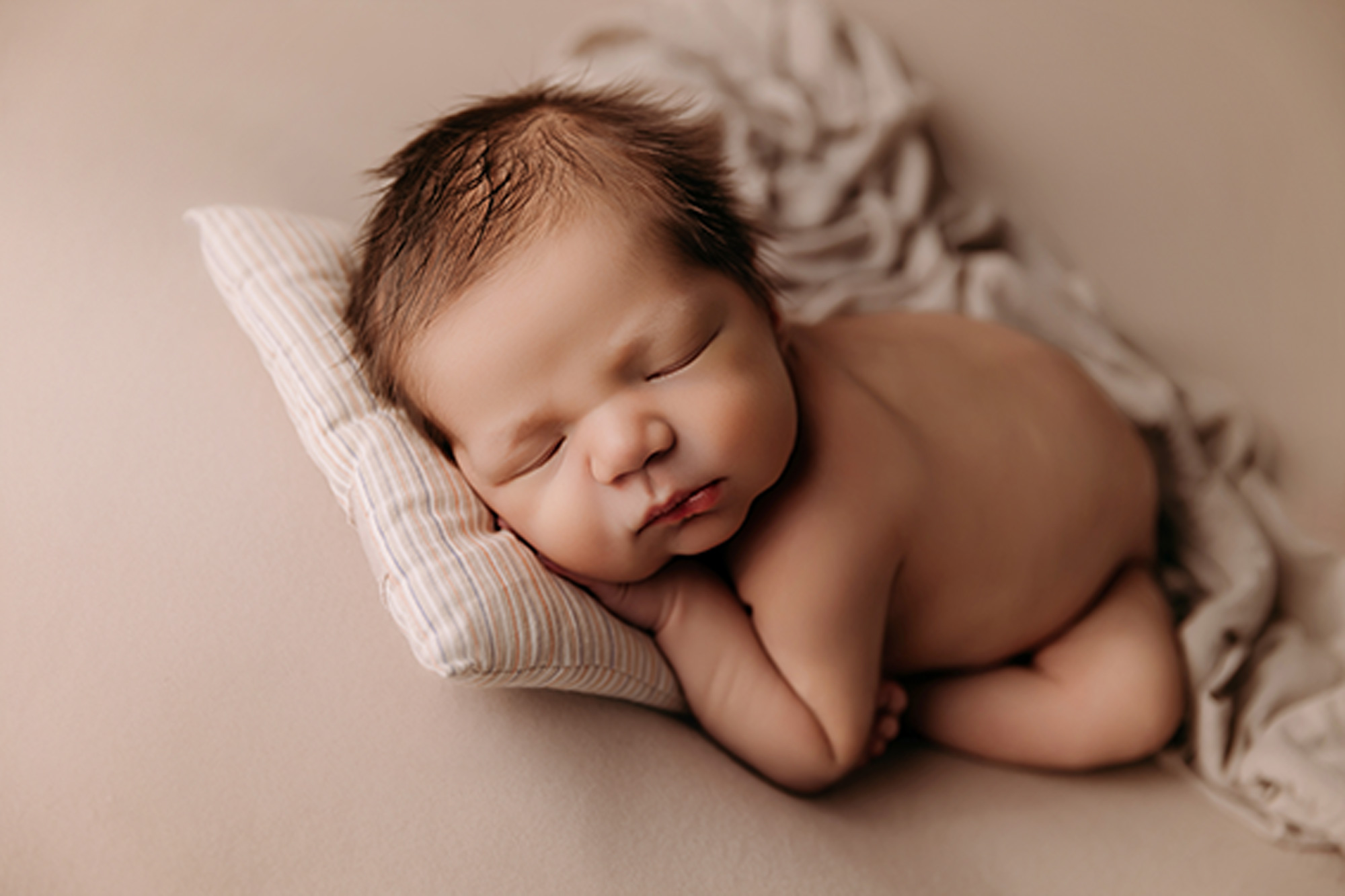 bebé recién nacido dormido en sesión newborn en estudio en Getafe Madrid