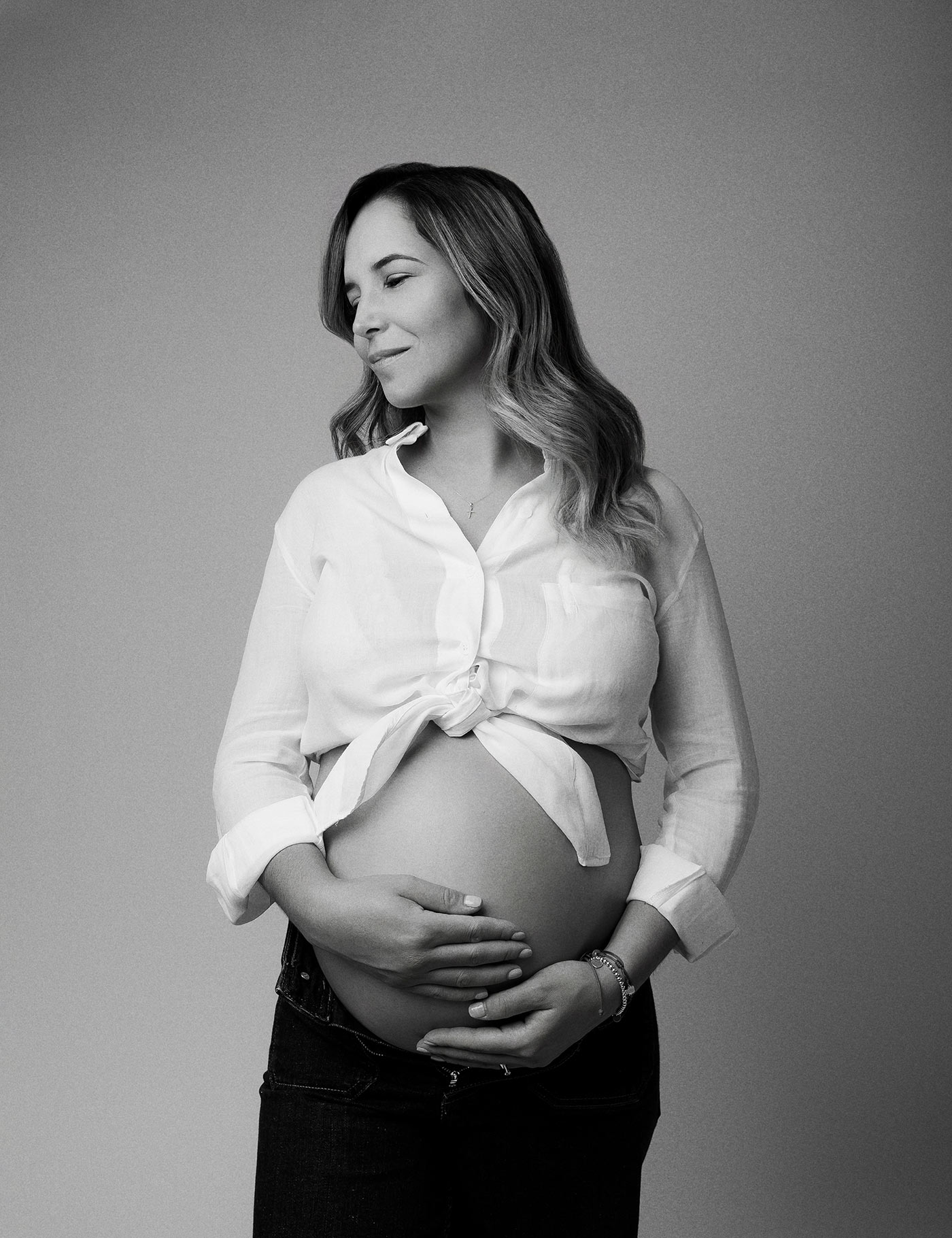 Fotografía de embarazo en estudio en Getafe, estilo editorial