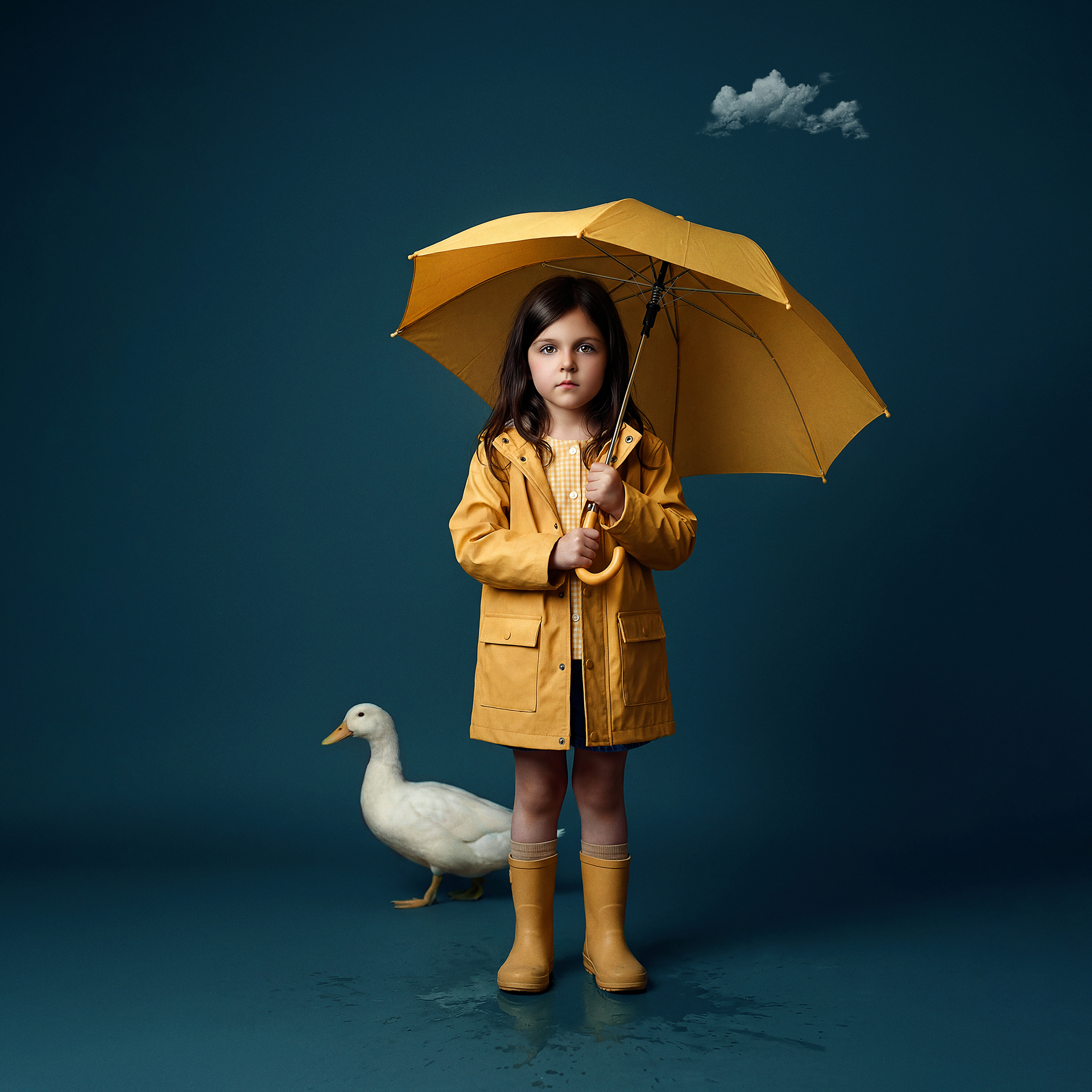 Niña con paraguas amarillo bajo una nube