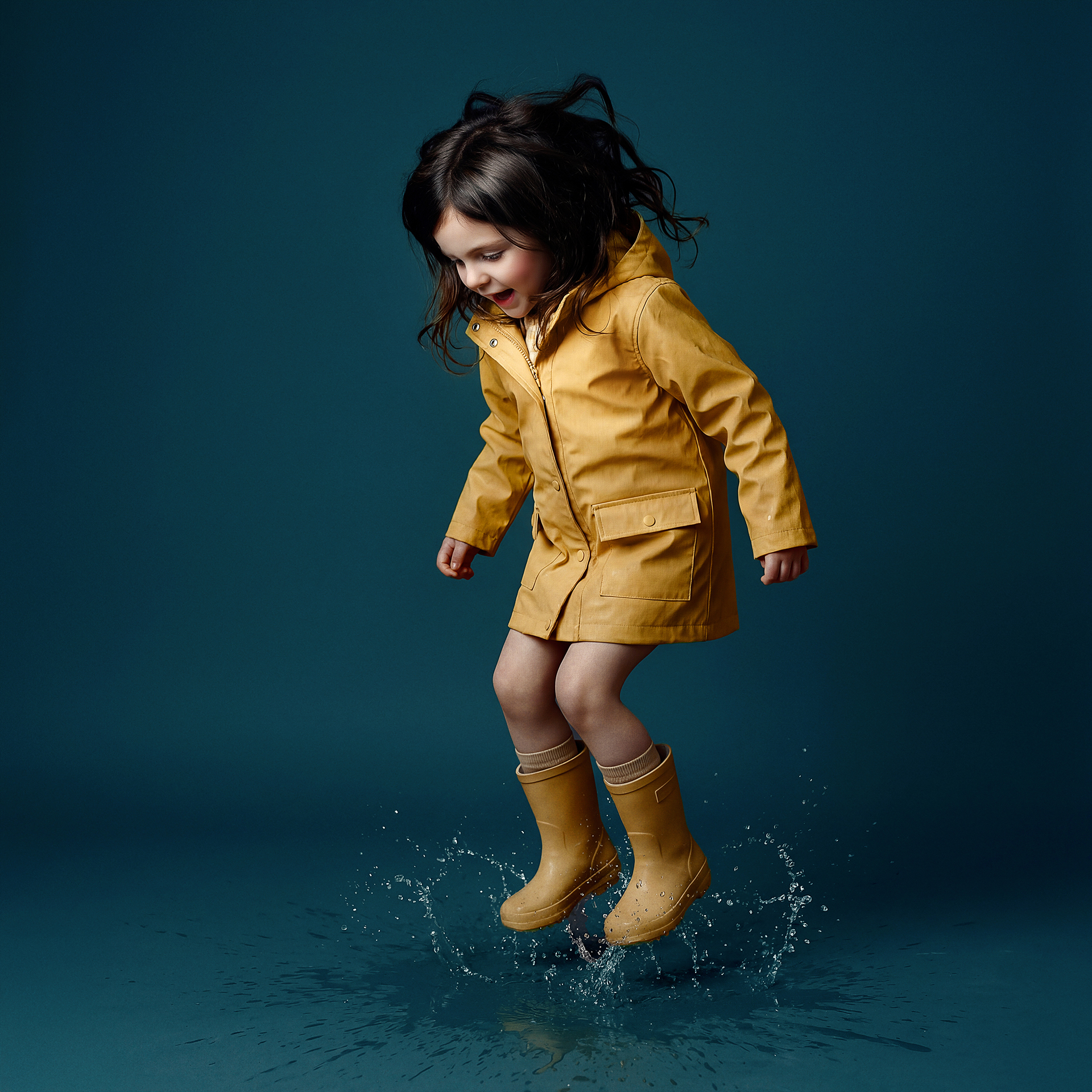 Niña saltando en un charco