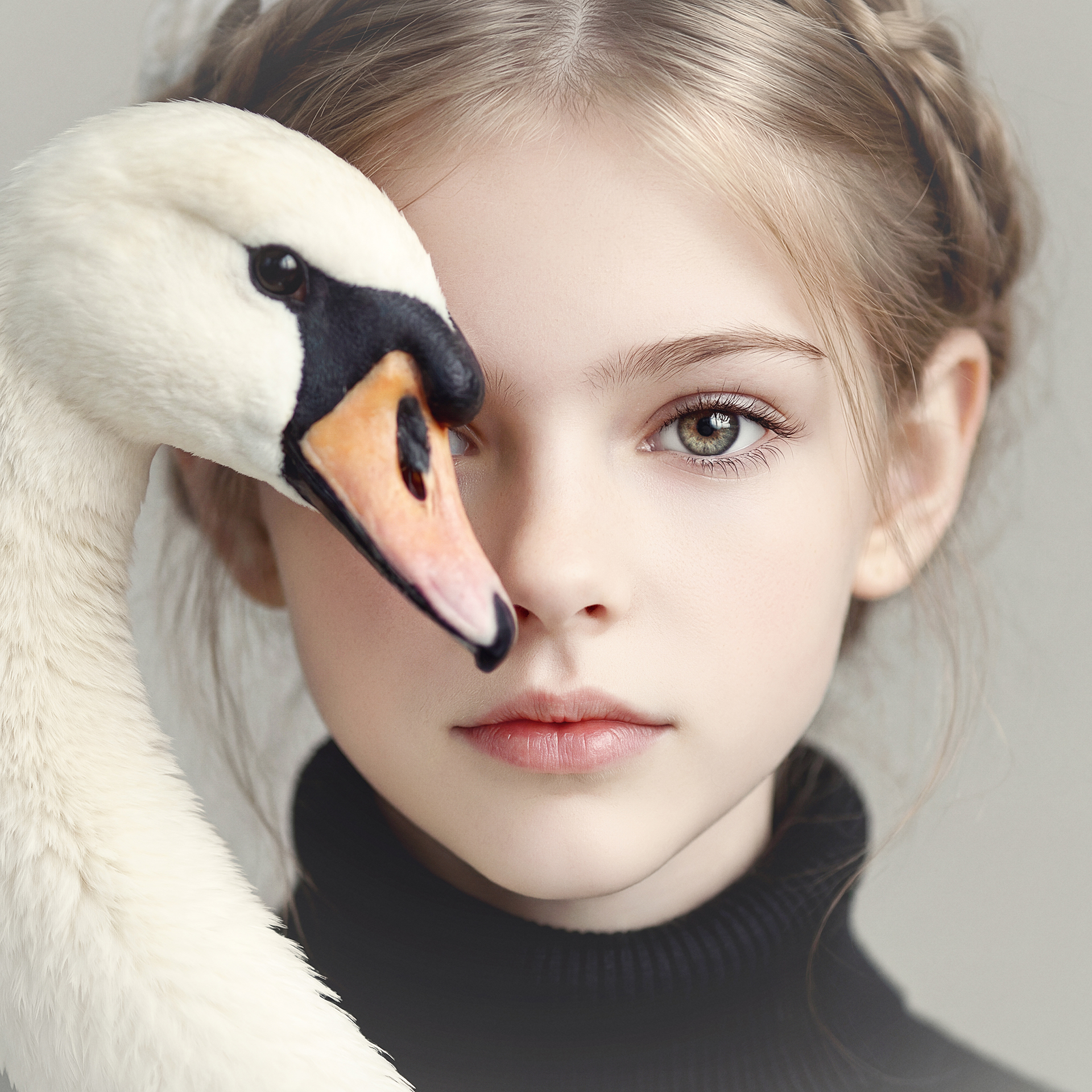 Fotografía infantil fine art de niña con cisne en estudio en Madrid