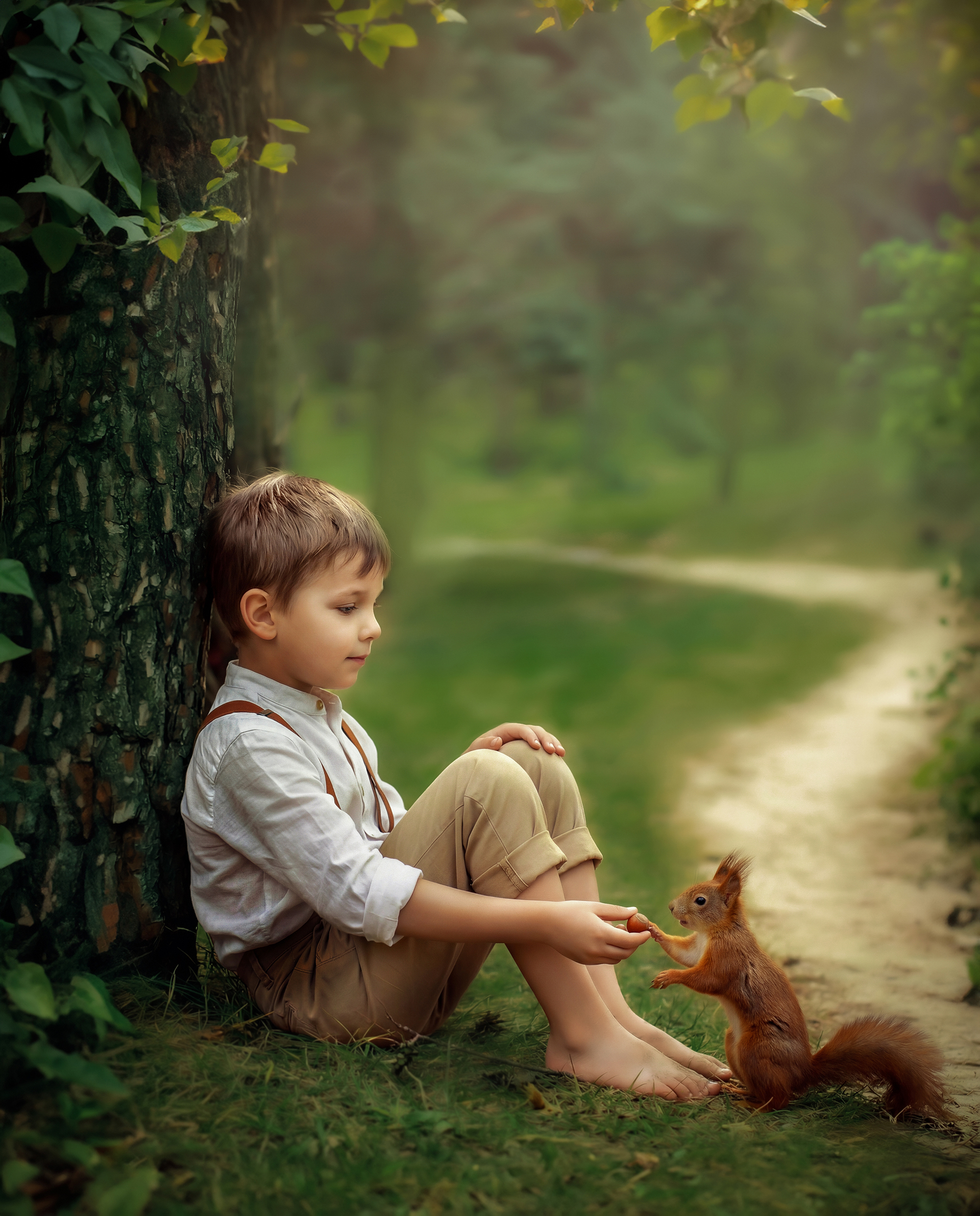 Serie fine art de niño con ardilla en el bosque en fotografía artística infantil