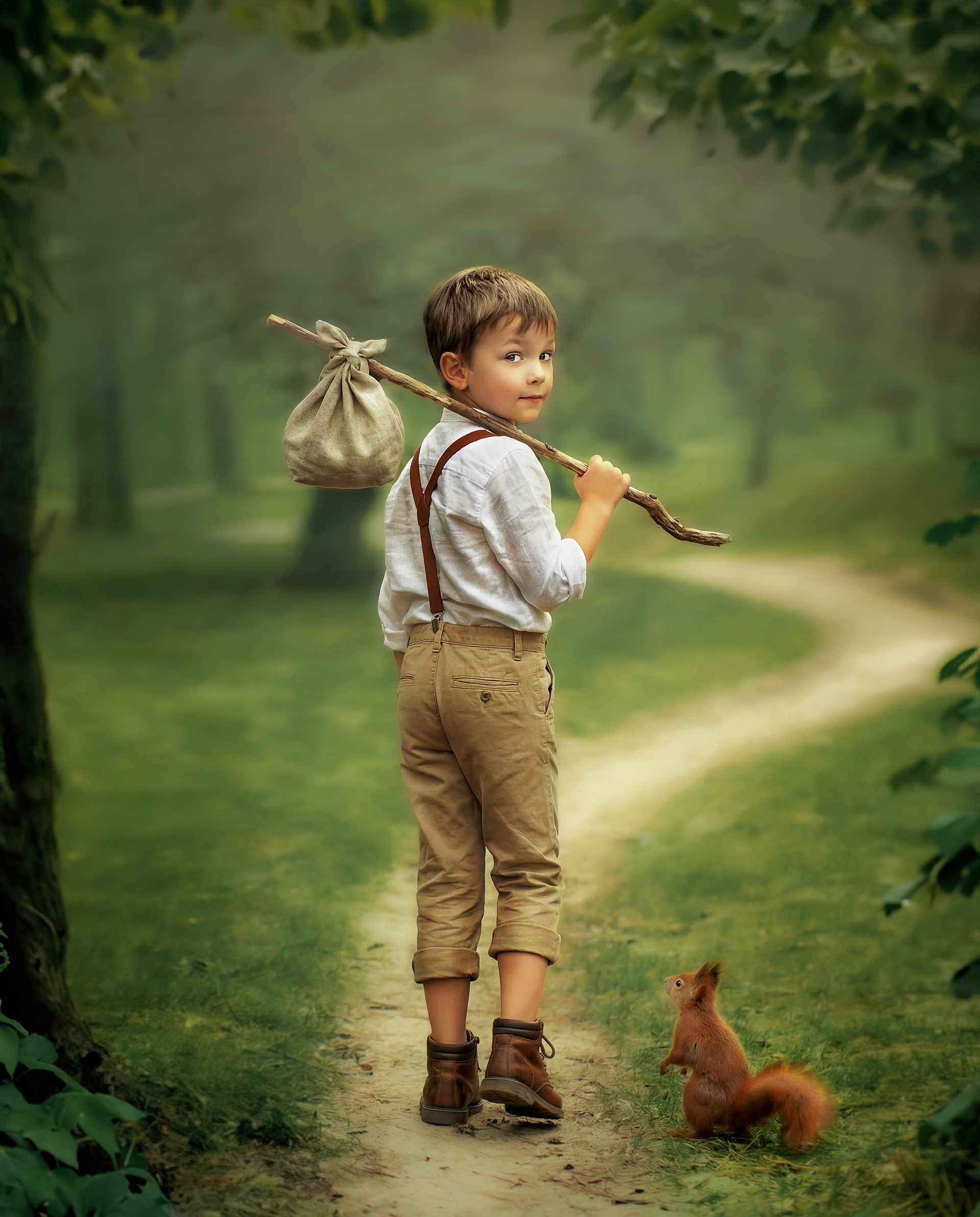 Niño caminando por el bosque con hatillo en fotografía infantil artística