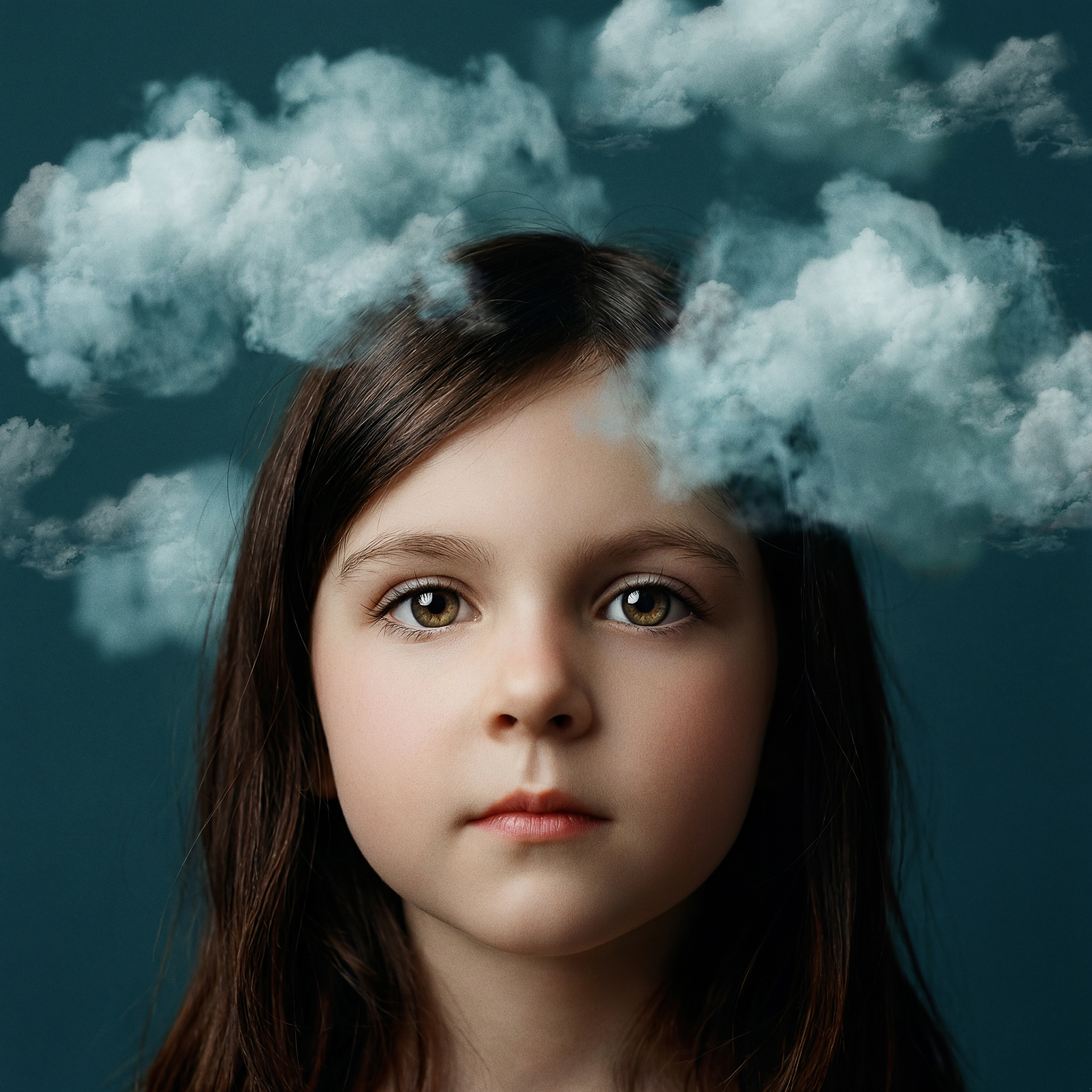 Retrato conceptual con nubes sobre la cabeza