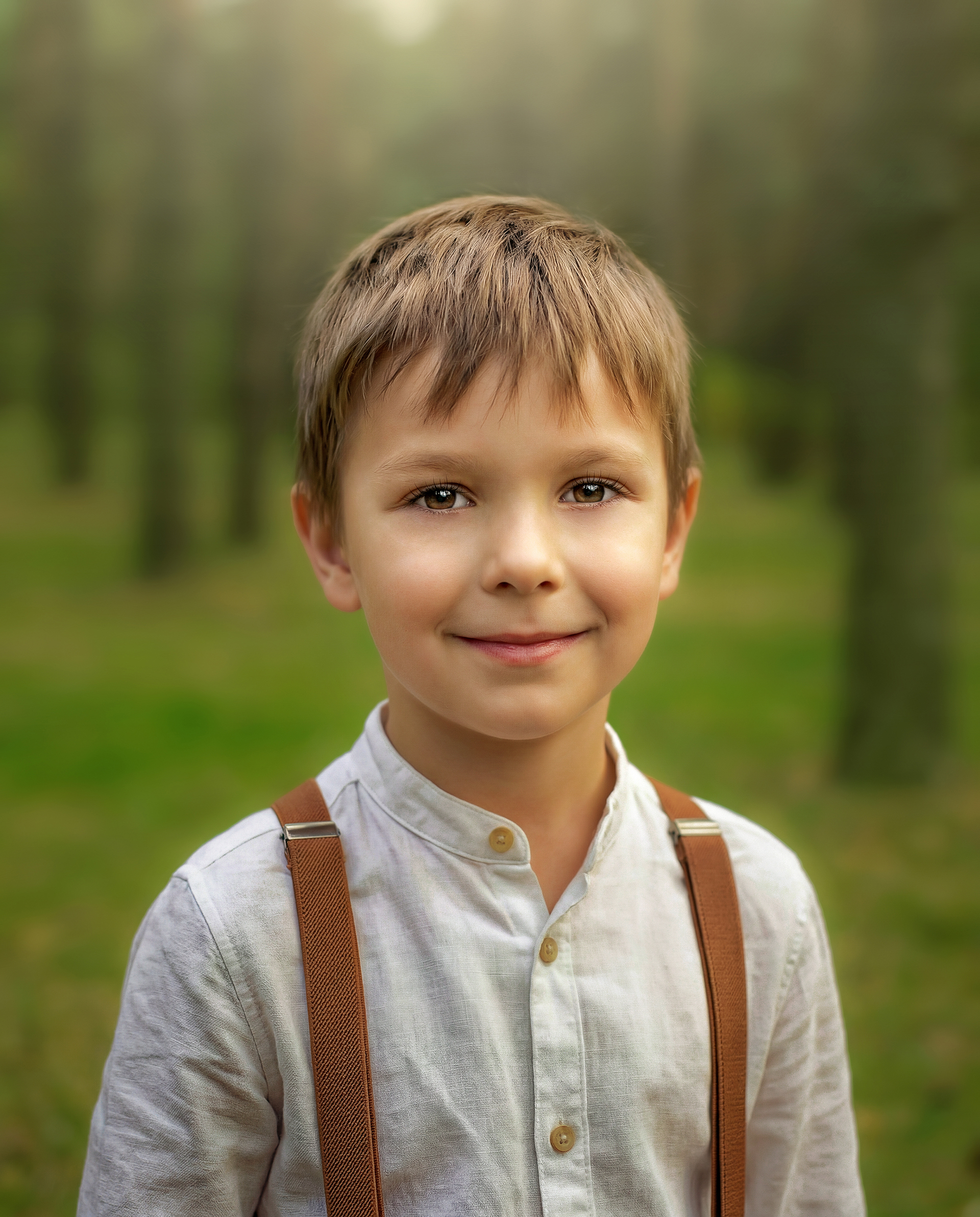 Retrato artístico infantil de niño en el bosque